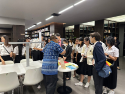 คณะผู้เยี่ยมชมจากมหาวิทยาลัยบูรพา จังหวัดชลบุรี ฟังการบรรยายจากบรรณารักษ์เกี่ยวกับสารสนเทศของหอสมุดรัฐสภา ประเภทรายงานการประชุมสภาผู้แทนราษฎร ครั้งที่ 1