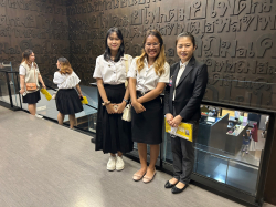 คณะผู้เยี่ยมชมจากมหาวิทยาลัยบูรพา จังหวัดชลบุรี ถ่ายภาพเป็นที่ระลึก บริเวณชั้น 9 ลอย