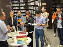 คณะผู้เยี่ยมชมจากชมรมอาสาออกแบบพระประแดงให้ความสนใจรายงานการประชุมสภาผู้แทนราษฎร ครั้งที่ 1