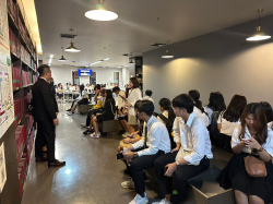 บรรณารักษ์หอสมุด กล่าวต้อนรับคณะอาจารย์และนักศึกษา มหาวิทยาลัยบูรพา