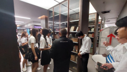 บรรณารักษ์บรรยายข้อมูลเกี่ยวกับสารสนเทศของหอสมุดรัฐสภา ประเภทหนังสือหายาก