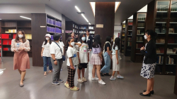 บรรยากาศระหว่างการกล่าวต้อนรับคณะครูและนักเรียน โรงเรียนราชินีบนรับ และแนะนำหอสมุดรัฐสภา