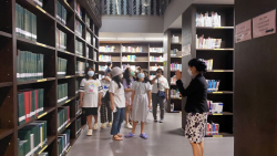 คณะครูและนักเรียน โรงเรียนราชินีบน บรรยากาศระหว่างการเยี่ยมชมหอสมุดรัฐสภา บริเวณชั้นวางหนังสือทั่วไป