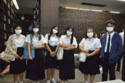 คณะอาจารย์ นักศึกษา คณะมนุษยศาสตร์และสังคมศาสตร์ มหาวิทยาลัยราชภัฏพระนครศรีอยุธยา ถ่ายภาพเป็นที่ระลึก บริเวณชั้น 9 ลอย