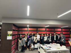 คณะนักศึกษาปริญญาโท มหาวิทยาลัยธุรกิจบัณฑิตย์ ถ่ายภาพเป็นที่ระลึกบริเวณรายงานการประชุมสภาผู้แทนราษฎร