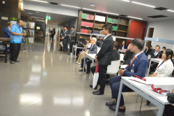 บรรณารักษ์หอสมุด กล่าวต้อนรับคณะนักศึกษาหลักสูตรวุฒิบัตรการพัฒนาศักยภาพของผู้ช่วยและผู้ปฏิบัติงานของสมาชิกรัฐสภา รุ่นที่ 1 สถาบันพระปกเกล้า