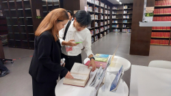 คณะผู้ช่วยสมาชิกสภาผู้แทนราษฎรนายปิยรัฐ จงเทพ ให้ความสนใจกับรายงานการประชุมสภาผู้แทนราษฎร ครั้งที่ 1