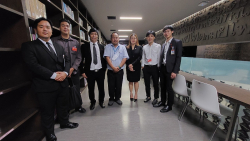 คณะผู้ช่วยสมาชิกสภาผู้แทนราษฎรนายปิยรัฐ จงเทพ ถ่ายภาพเป็นที่ระลึกร่วมกับบรรณารักษ์ประจำหอสมุดรัฐสภา