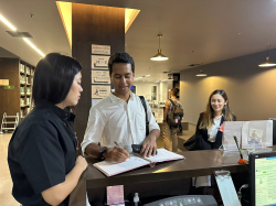 ตัวแทนสมาชิกพรรค Muda จากประเทศมาเลเซียให้เกียรติบันทึกความประทับใจในสมุดเยี่ยมชม