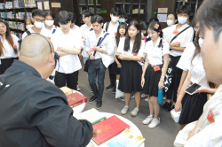 บรรณารักษ์บรรยายข้อมูลเกี่ยวกับสารสนเทศของหอสมุดรัฐสภา ประเภทรายงานการประชุมสภาผู้แทนราษฎร ครั้งที่ 1