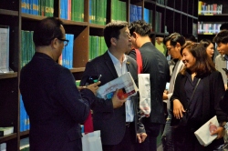 คณะผู้เยี่ยมชมถ่ายภาพเป็นที่ระลึกบริเวณทรัพยากรสารสนเทศประเภทรายงานการประชุมของวุฒิสภา