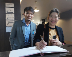 ตัวแทนจากคณะผู้เข้าอบรมหลักสูตรผู้บริหารเมืองนวัตกรรมให้เกียรติบันทึกความประทับใจในสมุดเยี่ยมชม