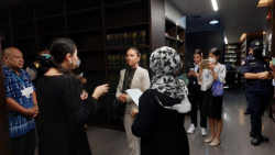 บรรณารักษ์หอสมุด กล่าวต้อนรับคณะเจ้าหน้าที่มูลนิธิฟรีดริช เนามัน ประจำประเทศไทย