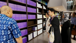 บรรณารักษ์หอสมุด นำคณะเจ้าหน้าที่มูลนิธิฟรีดริช เนามันชมทรัพยากรสารสนเทศ ประเภทรายงานการประชุมของวุฒิสภา 