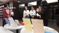 บรรณารักษ์แนะนำบุคลากรของสถานีวิทยุกระจายเสียงและวิทยุโทรทัศน์รัฐสภา และนักศึกษาฝึกงาน ชมรายงานการประชุมสภาผู้แทนราษฎร ครั้งที่ 1