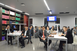 บรรณารักษ์หอสมุด กล่าวต้อนรับคณะผู้เข้าร่วมอบรมฯ จากสถาบันพระปกเกล้า
