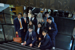 คณะผู้เข้าร่วมอบรมฯ จากสถาบันพระปกเกล้า ถ่ายภาพร่วมกันเป็นที่ระลึกบริเวณทางขึ้นชั้น 9 ลอย