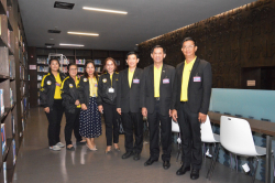 คณะผู้บริหาร บริษัท โทรคมนาคมแห่งชาติ จำกัด (มหาชน) ถ่ายภาพเป็นที่ระลึกบริเวณชั้น 9 ลอย