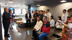 บรรณารักษ์หอสมุด กล่าวต้อนรับคณะจากองค์การบริหารส่วนตำบลทุ่งฝาย