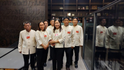 บุคลากรจากองค์การบริหารส่วนตำบลทุ่งฝาย ถ่ายภาพเป็นที่ระลึกบริเวณชั้น 9 ลอย 