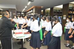 บรรณารักษ์บรรยายข้อมูลเกี่ยวกับสารสนเทศของหอสมุดรัฐสภา ประเภทรายงานการประชุมสภาผู้แทนราษฎร ครั้งที่ 1