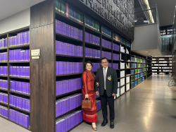 นายเชิดศักดิ์ สันติวรวุฒิ ถ่ายภาพเป็นที่ระลึกบริเวณมุมรายงานการประชุมของวุฒิสภา