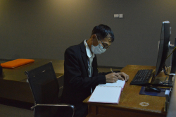 ตัวแทนจากผู้เยี่ยมชมให้เกียรติบันทึกความประทับใจในสมุดเยี่ยมชม