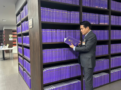 นายวราเทพ รัตนากร ถ่ายภาพเป็นที่ระลึกบริเวณรายงานการประชุมวุฒิสภา