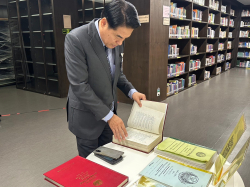 นายวราเทพ รัตนากร ให้ความสนใจรายงานการประชุมสภาผู้แทนราษฎร