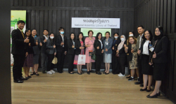 คณะผู้เยี่ยมชมถ่ายภาพเป็นที่ระลึก บริเวณด้านหน้าหอสมุดรัฐสภา