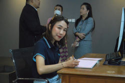 ตัวแทนจาก บริษัท TES Thailand ให้เกียรติบันทึกความประทับใจในสมุดเยี่ยมชม