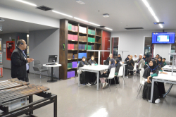 บรรณารักษ์หอสมุดกล่าวต้อนรับคณะครูและนักเรียนโรงเรียนสามัคคีศาสน์วิทยา จังหวัดสงขลา