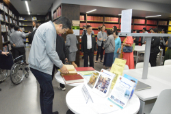 ผู้เยี่ยมชมให้ความสนใจรายงานการประชุมสภาผู้แทนราษฎร ครั้งที่ 1