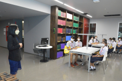 บรรณารักษ์หอสมุดกล่าวต้อนรับคณะอาจารย์และนักเรียน โรงเรียนสิรินธร จังหวัดสุรินทร์