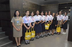 บรรณารักษ์ คณะอาจารย์และนักเรียนถ่ายภาพร่วมกันบริเวณชั้น 9 ลอย