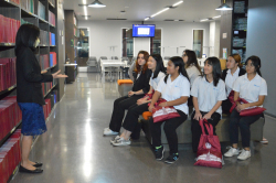 บรรณารักษ์หอสมุดกล่าวต้อนรับคณะนักเรียน โรงเรียนนานาชาติ UWC ประเทศไทย