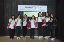 คณะนักเรียน โรงเรียนนานาชาติ UWC ประเทศไทย ถ่ายภาพเป็นที่ระลึกบริเวณด้านหน้าหอสมุดรัฐสภา