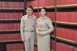 คณะอาจารย์ถ่ายรูปกับมุมรายงานการประชุมสภาผู้แทนราษฎร
