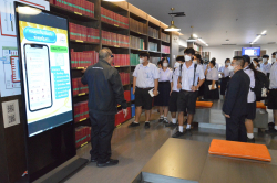 บรรณารักษ์หอสมุด กล่าวต้อนรับคณะครูและนักเรียนโรงเรียนนวมินทราชินูทิศ เตรียมอุดมศึกษาพัฒนาการ