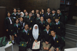 คณะยุวชนประชาธิปไตย 2567 กลุ่มที่ 2 ถ่ายภาพเป็นที่ระลึกบริเวณชั้น 9 ลอย