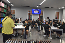 บรรณารักษ์หอสมุด กล่าวต้อนรับคณะยุวชนประชาธิปไตย 2567 กลุ่มที่ 3
