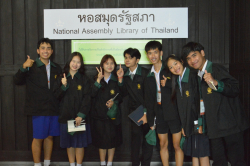 คณะยุวชนประชาธิปไตย 2567 กลุ่มที่ 3 ถ่ายภาพเป็นที่ระลึก บริเวณด้านหน้าหอสมุดรัฐสภา
