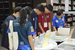 คณะเด็ก เยาวชน และเจ้าหน้าที่องค์การบริหารส่วนจังหวัดเชียงรายให้ความสนใจในรายงานการประชุมสภาผู้แทนราษฎร ครั้งที่ 1