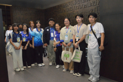 คณะเด็ก เยาวชน และเจ้าหน้าที่องค์การบริหารส่วนจังหวัดเชียงรายถ่ายภาพเป็นที่ระลึกบริเวณชั้น 9 ลอย