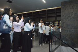 บรรยากาศระหว่างการเยี่ยมชมสถาปัตยกรรมของหอสมุดรัฐสภาบริเวณชั้น 9 ลอย