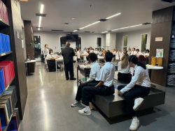 บรรณารักษ์หอสมุด กล่าวต้อนรับคณะอาจารย์และนักศึกษา คณะสถาปัตยกรรมศาสตร์และศิลปกรรมศาสตร์ สาขาวิชาสถาปัตยกรรม  มหาวิทยาลัยพะเยา
