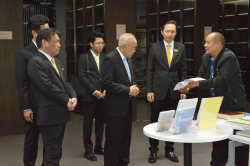 บรรณารักษ์บรรยายเกี่ยวกับรายงานการประชุมสภาผู้แทนราษฎร ครั้งที่ 1