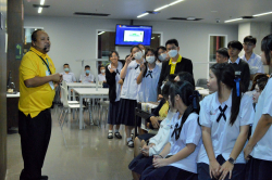 บรรณารักษ์หอสมุด กล่าวต้อนรับคณะผู้เข้าร่วมโครงการเผยแพร่ความรู้เกี่ยวกับการเมืองการปกครอง บทบาทหน้าที่และอำนาจของวุฒิสภาสู่เยาวชนในสถาบันการศึกษา (สภาจำลองสัญจร)