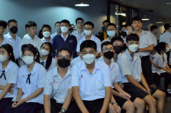 คณะผู้เข้าร่วมโครงการเผยแพร่ความรู้เกี่ยวกับการเมืองการปกครอง บทบาทหน้าที่และอำนาจของวุฒิสภาสู่เยาวชนในสถาบันการศึกษา (สภาจำลองสัญจร) ถ่ายภาพร่วมกัน