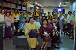 คณะสมาชิกชมรมผู้สูงอายุ มหาวิทยาลัยศรีนครินทรวิโรฒ ถ่ายภาพร่วมกันภายในหอสมุดรัฐสภา